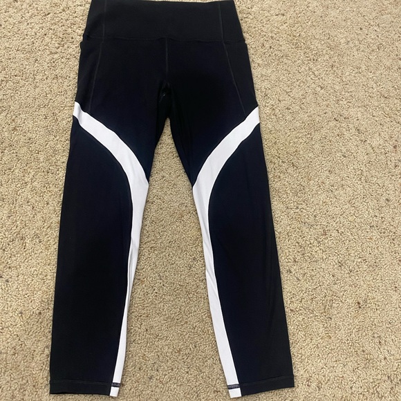Athleta Pants - Athleta Salutation Stash Pocket 7/8 Tight Small Black White High Rise Leggings
